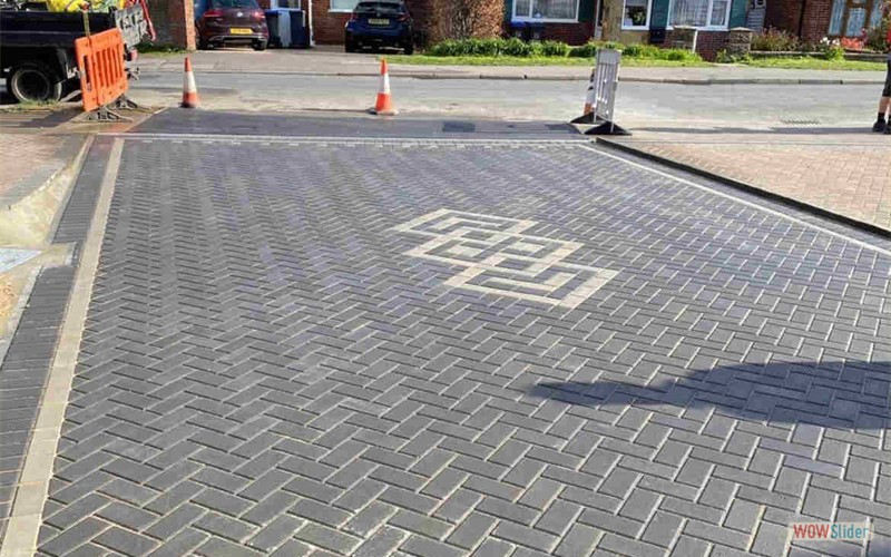 driveway-paving-with-emblem-design